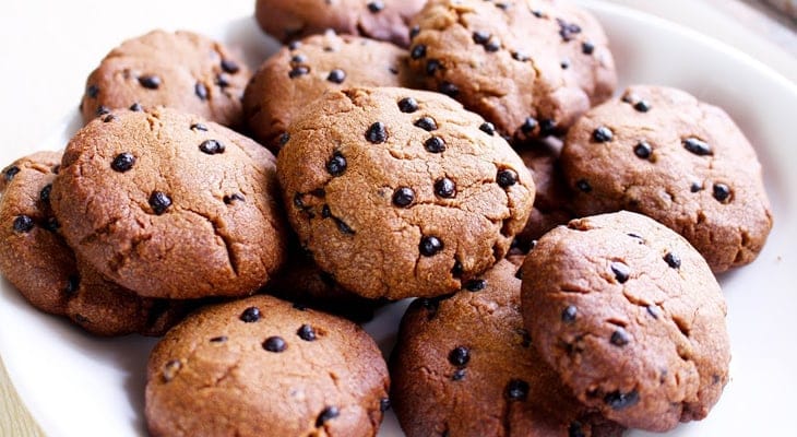 Đĩa bánh cookie sô-cô-la chip.