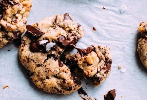 Những chiếc cookie sô-cô-la trên giấy nến.